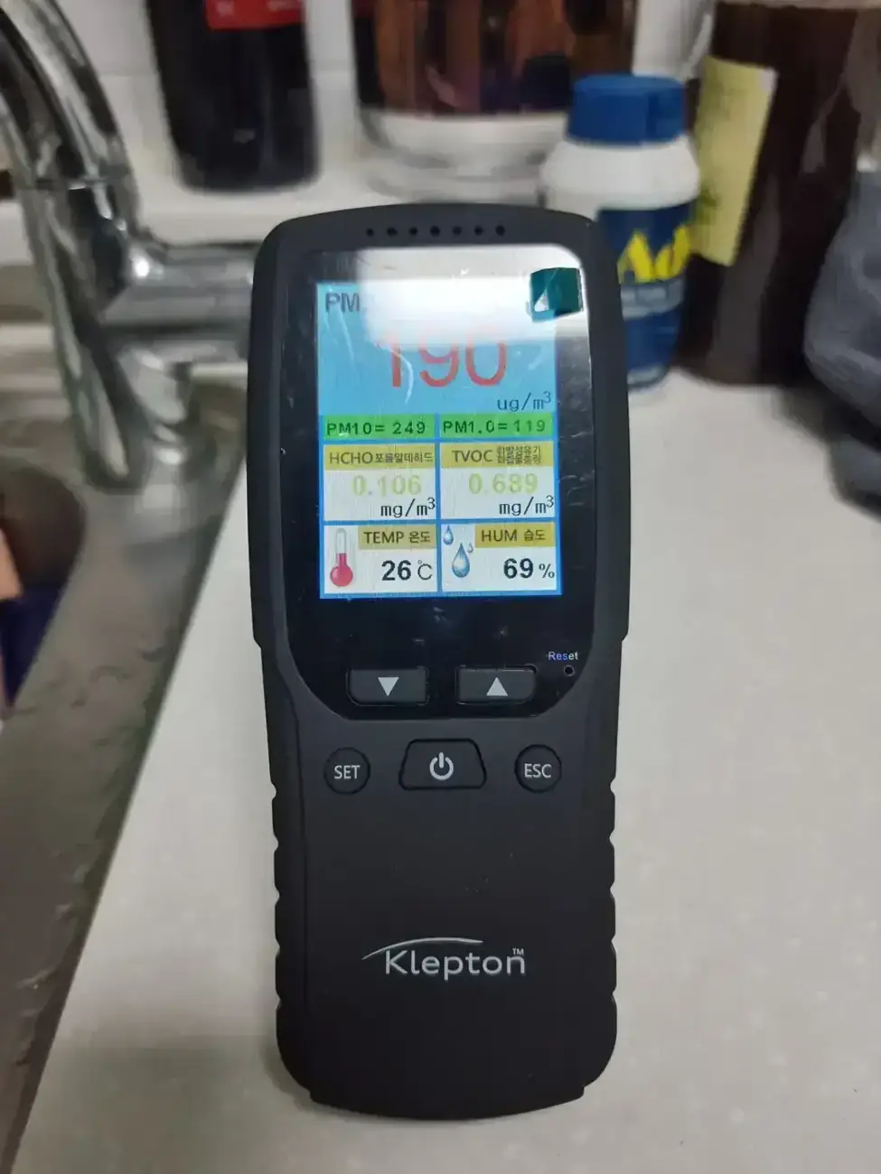 작업 후 실내 공기질·습도 측정기 화면